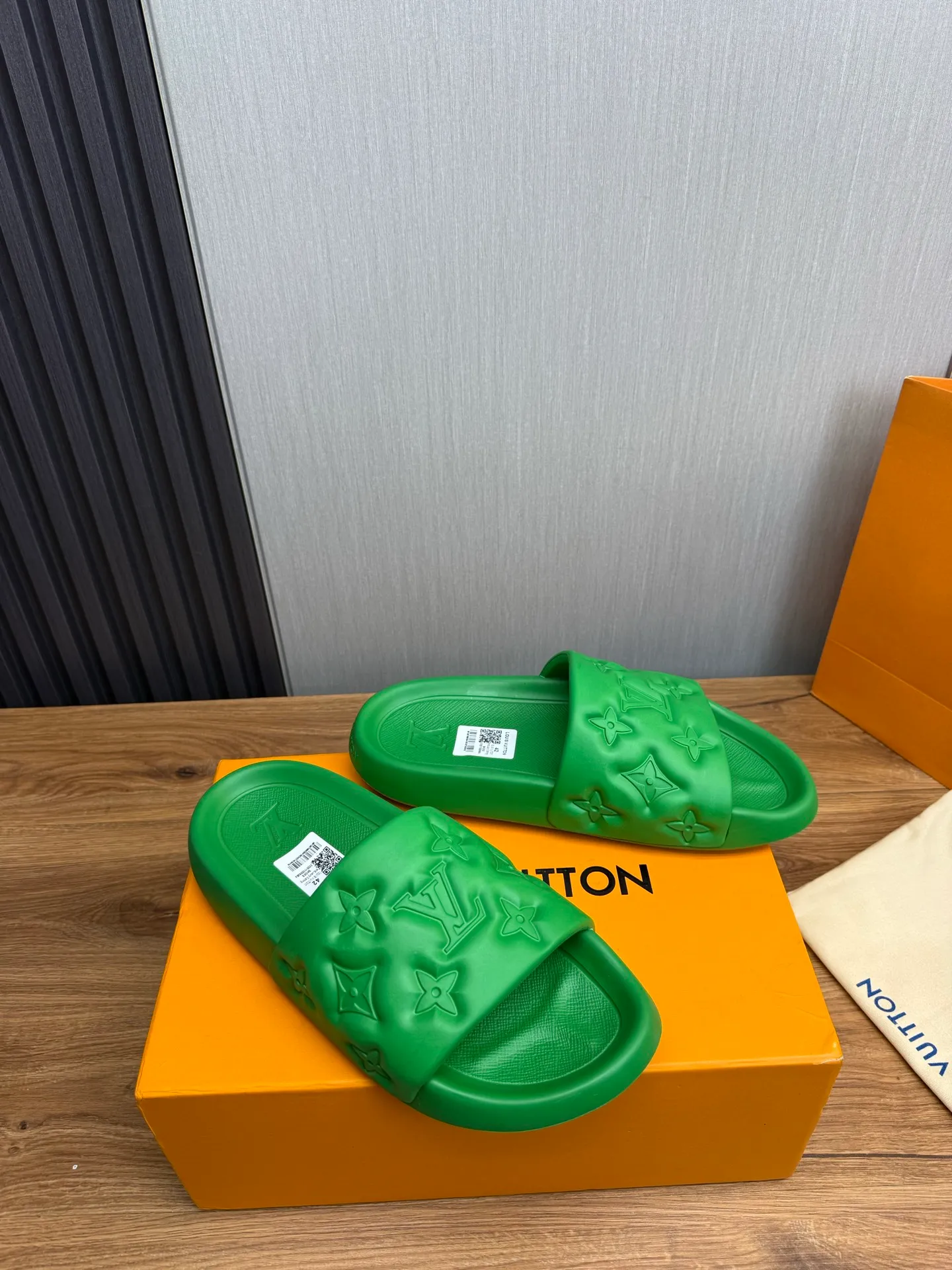 Men's shoes 💰260💰 ▪️LV's popular Little Red Book popular slippers hot sale: 1 shipment✅ Super textured and comfortable slippers, original TPU outsole. Authentic counter box drawer box packaging 🎁Size 38-45